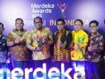 Wabup Kutim Kasmidi Bulang Terima Penghargaan Merdeka Award