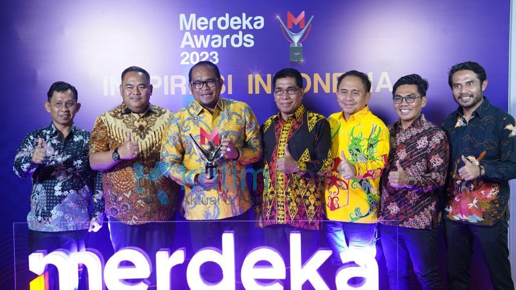 Wabup Kutim Kasmidi Bulang Terima Penghargaan Merdeka Award