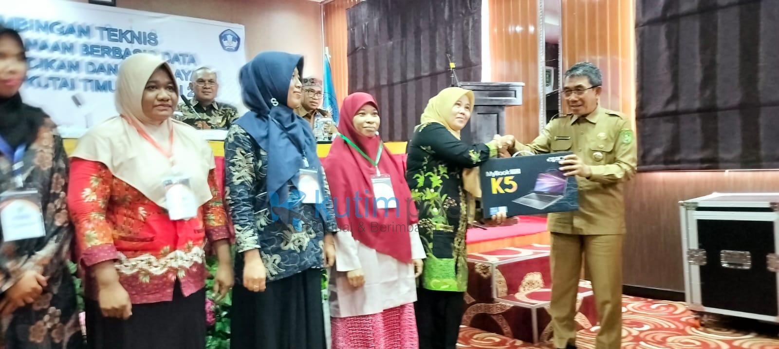 Bupati Kutim Bagikan 151 Laptop Ke Guru PAUD
