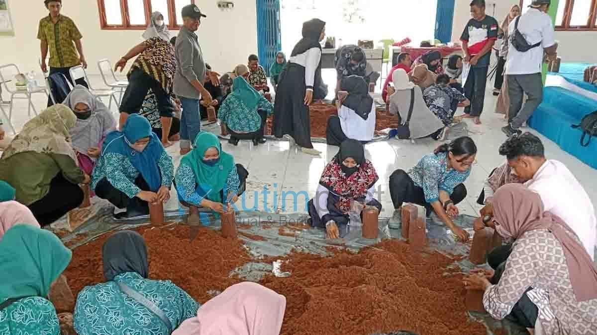 Manfaatkan Limbah Organik, SDA Setkab Kutim Sosialisasi Budidaya Jamur Tiram Manfaatkan Limbah Organik, SDA Setkab Kutim Sosialisasi Budidaya Jamur Tiram