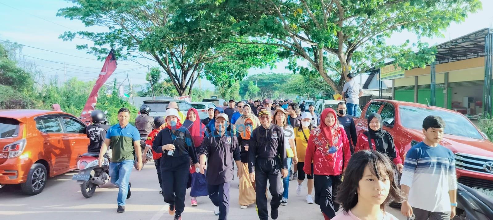 Warga Sangatta Antusias Ikut Jalan Sehat Bersama KPU