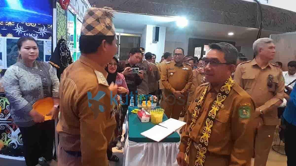 Camat Telen Kenalkan Produk Baru dari Bahan Dasar Pisang pada Expo Kutim 2023 Camat Telen Kenalkan Produk Baru dari Bahan Dasar Pisang pada Expo Kutim 2023