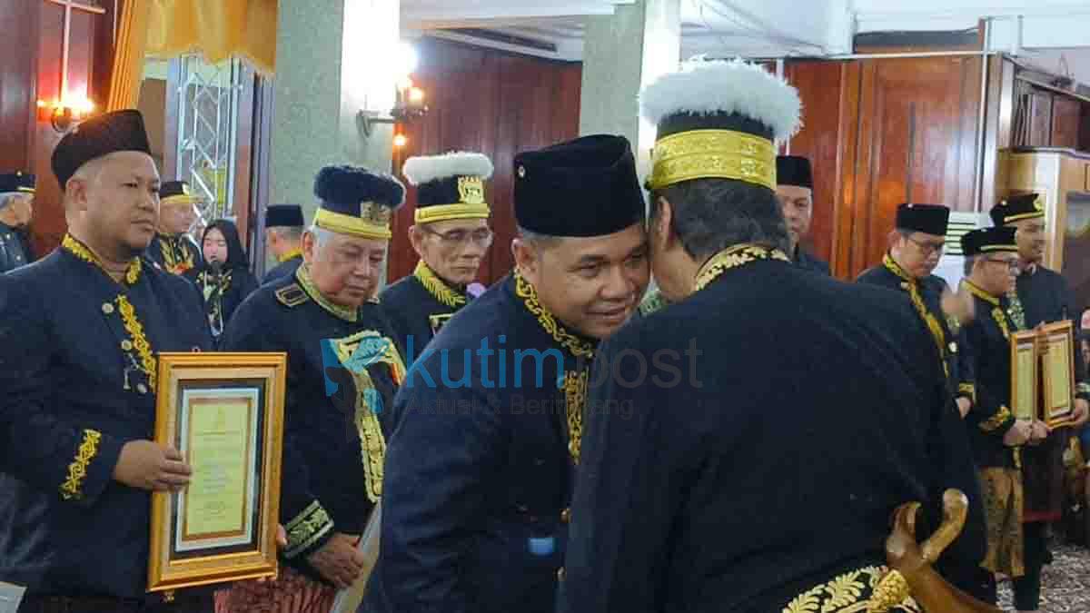 Ketua DPRD Kutim, Joni Mendapat Gelar Dari Kesultanan Kutai Kartanegara Ing Martadipura