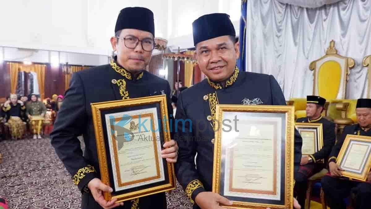 Ketua DPRD Kutim, Joni Mendapat Gelar Dari Kesultanan Kutai Kartanegara Ing Martadipura Ketua DPRD Kutim, Joni Mendapat Gelar Dari Kesultanan Kutai Kartanegara Ing Martadipura