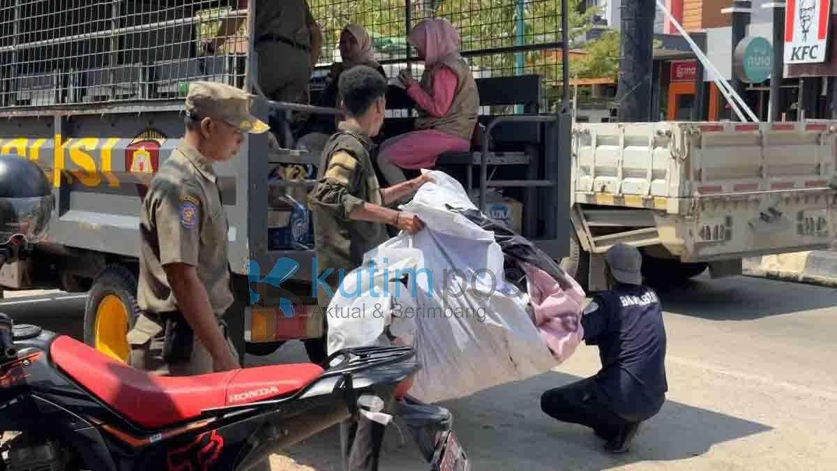 Satpol PP Kutim Bersama Bawaslu Lepas APK Satpol PP Kutim Bersama Bawaslu Lepas APK