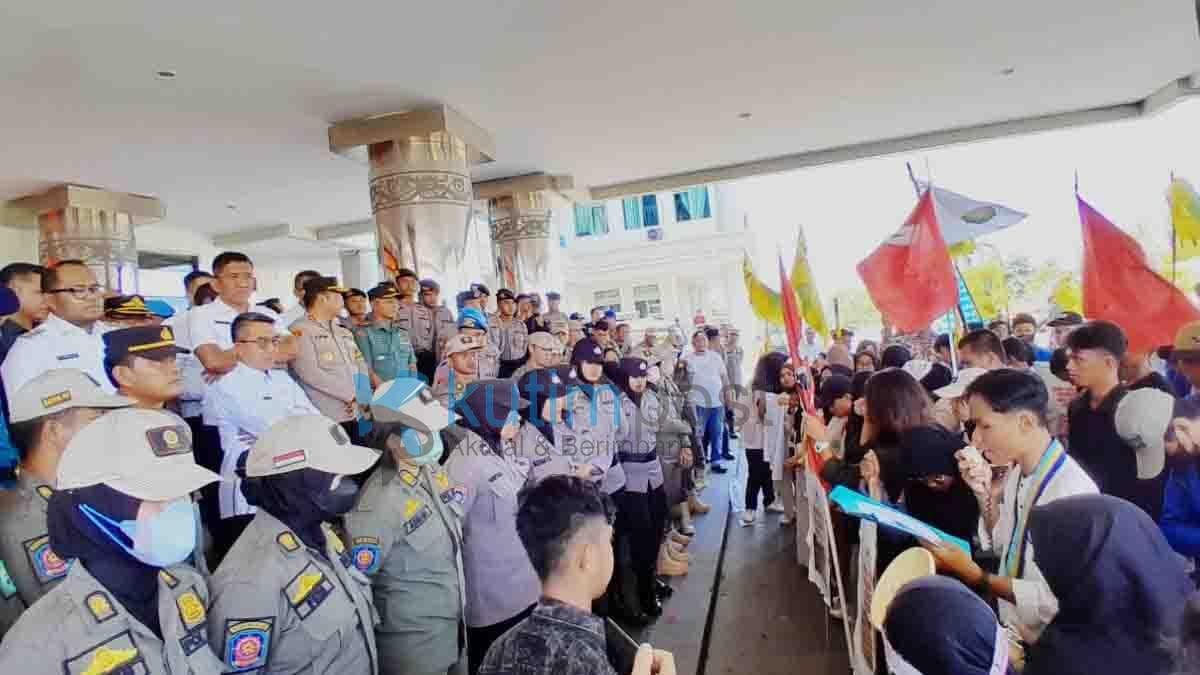 Bupati Sambut Peserta Aksi Koalisi Masyarakat Sipil Kutim Bupati Sambut Peserta Aksi Koalisi Masyarakat Sipil Kutim