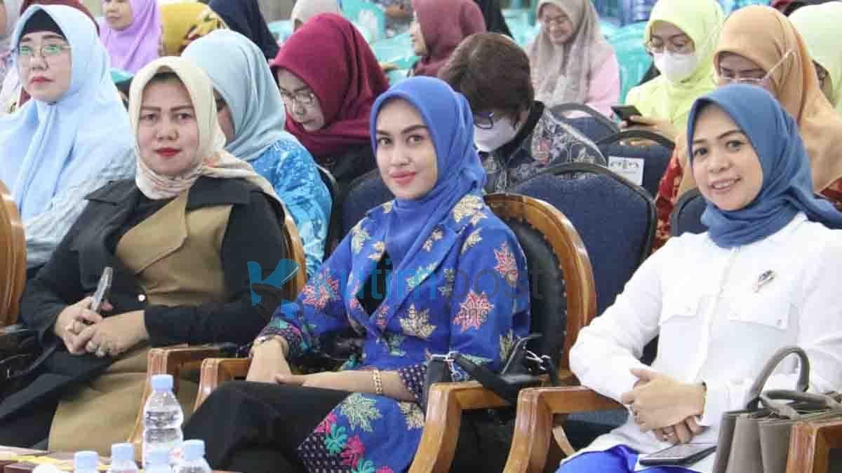 Hasna Berikan Apresiasi Terhadap Seminar Pendidikan Politik Bagi Perempuan Hasna Berikan Apresiasi Terhadap Seminar Pendidikan Politik Bagi Perempuan