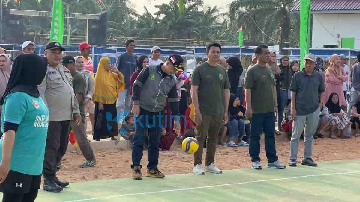 Ketua DPRD Kutim Buka Turnamen Voli di Teluk Pandan Ketua DPRD Kutim Buka Turnamen Voli di Teluk Pandan