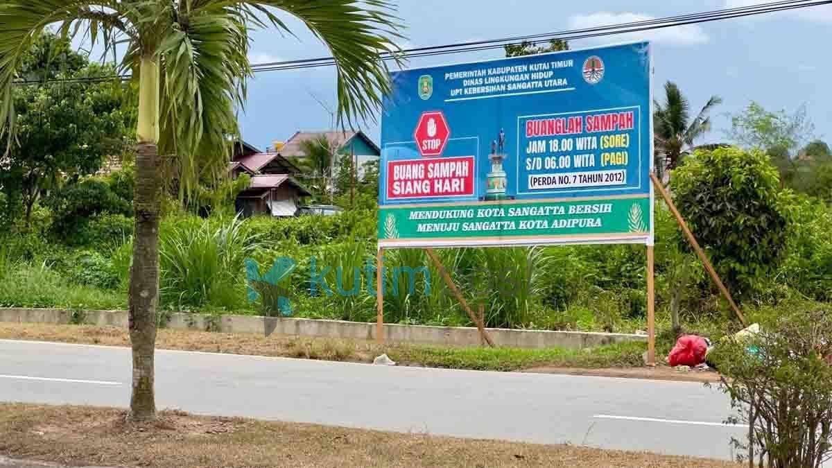 UPTD Kebersihan Pasang Spanduk Ingatkan Warga UPTD Kebersihan Pasang Spanduk Ingatkan Warga