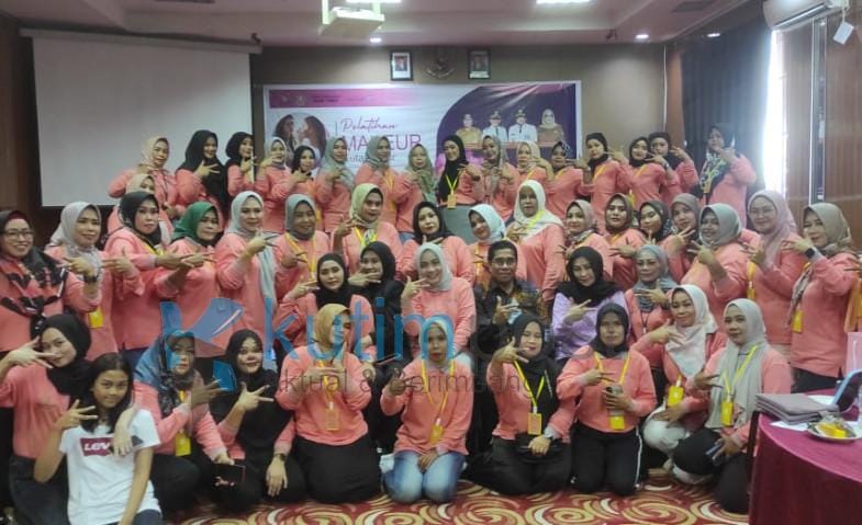 asti-mazar-hadiri-penutupan-pelatihan-make-up-yang-digelar-dispar-kutim-653e6ad06078d