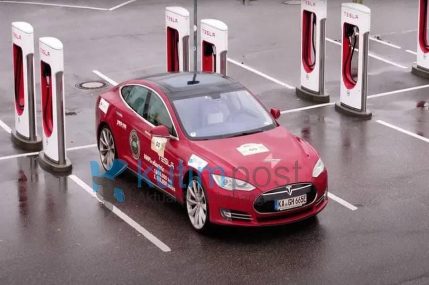 tes-kekuatan-pria-ini-bawa-mobil-listrik-tesla-keliling-setengah-dunia_6ef454b.jpg