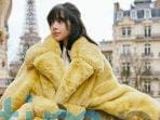 gaya-lisa-blackpink-berbalut-jubah-kuning-disamakan-dengan-belle-beauty-and-the-beast_a7301e2.jpg