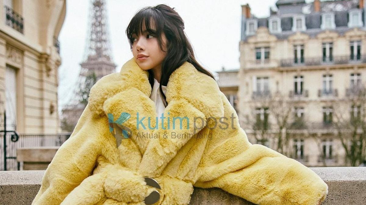 gaya-lisa-blackpink-berbalut-jubah-kuning-disamakan-dengan-belle-beauty-and-the-beast_a7301e2.jpg