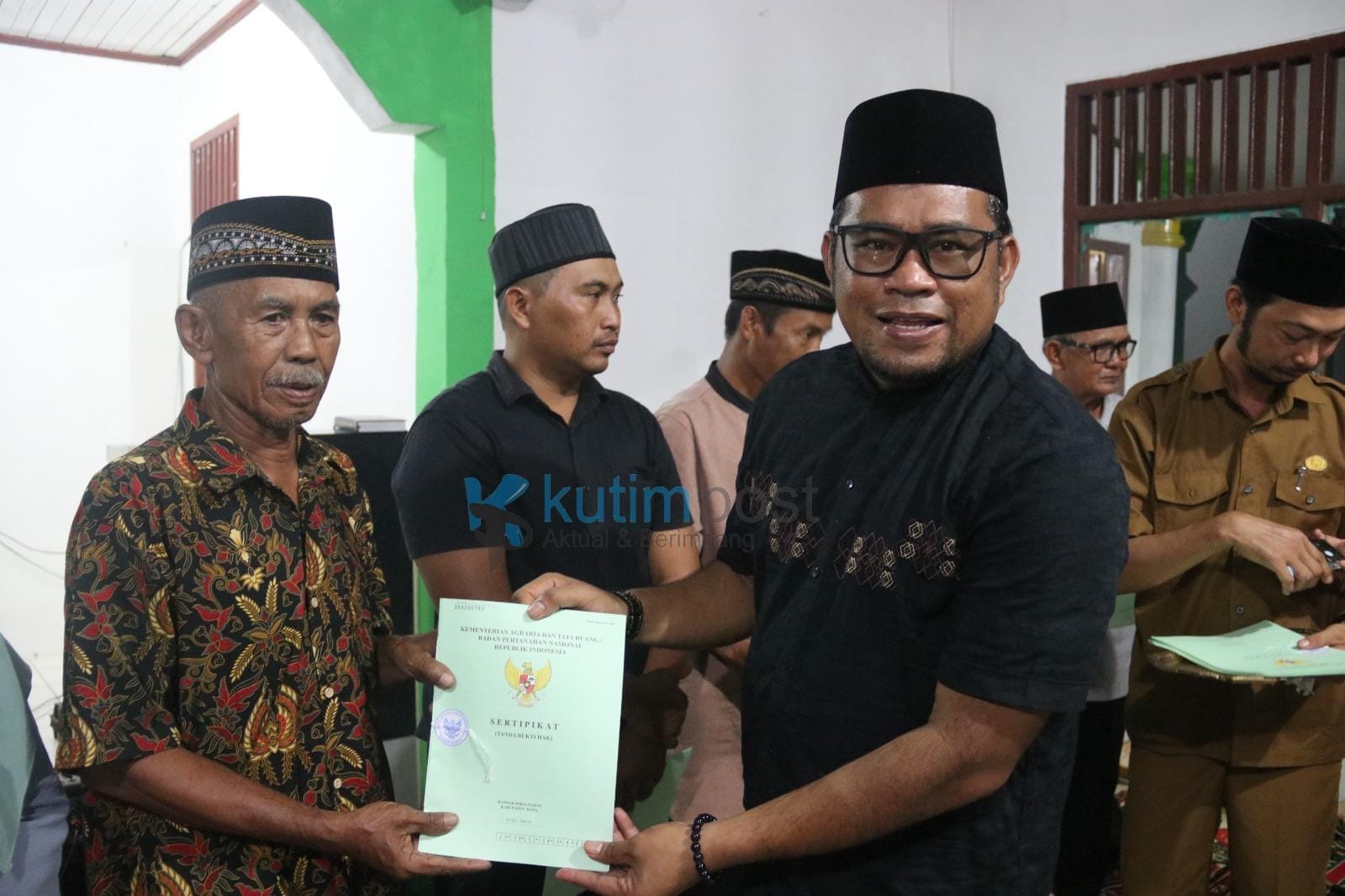 18 Warga Desa Danau Redan Terima Sertifikat Tanah, Kasmidi Apresiasi Pemerintah Desa 18 Warga Desa Danau Redan Terima Sertifikat Tanah, Kasmidi Apresiasi Pemerintah Desa