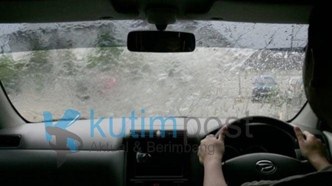 7-trik-aman-mengemudi-mobil-jarak-jauh-saat-musim-hujan_3436747.jpg