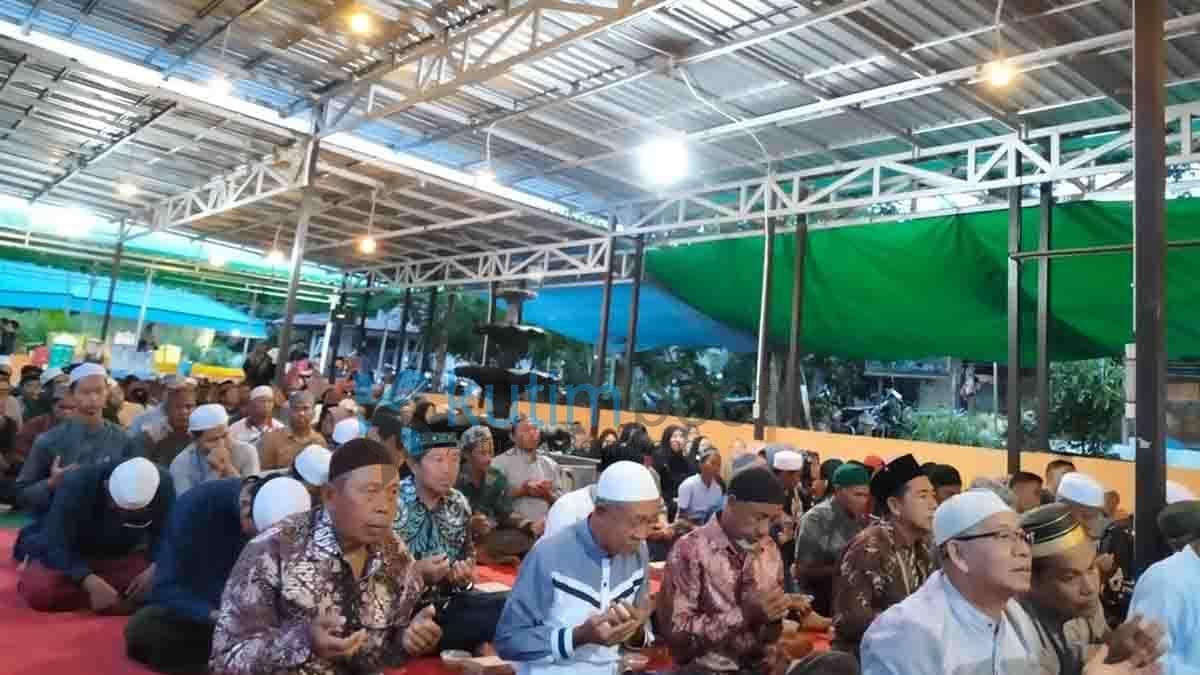 Kasmidi Buka Bersama Masyarakat Muara Bengkal Kasmidi Buka Bersama Masyarakat Muara Bengkal