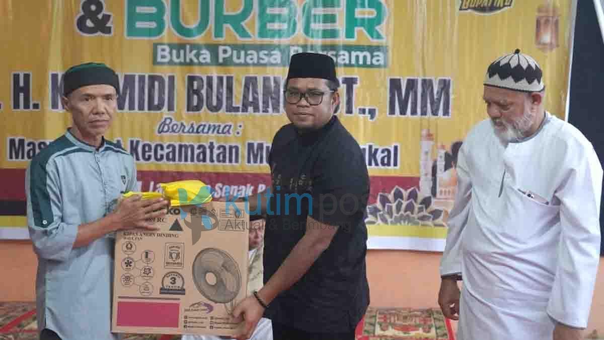 Kasmidi Buka Bersama Masyarakat Muara Bengkal Kasmidi Buka Bersama Masyarakat Muara Bengkal