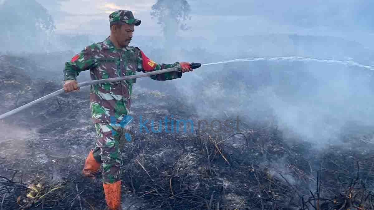 Babinsa Teluk Lingga Bersama Instansi Terkait Turun Padamkan Kebakaran Lahan Babinsa Teluk Lingga Bersama Instansi Terkait Turun Padamkan Kebakaran Lahan