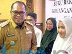 24 Siswa SMA 1 Sangatta Selatan Terima Bantuan Keuangan dari Kasmidi 24 Siswa SMA 1 Sangatta Selatan Terima Bantuan Keuangan dari Kasmidi