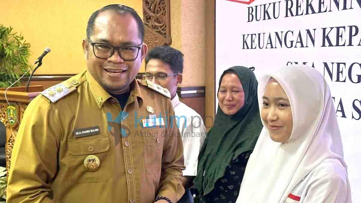 24 Siswa SMA 1 Sangatta Selatan Terima Bantuan Keuangan dari Kasmidi 24 Siswa SMA 1 Sangatta Selatan Terima Bantuan Keuangan dari Kasmidi