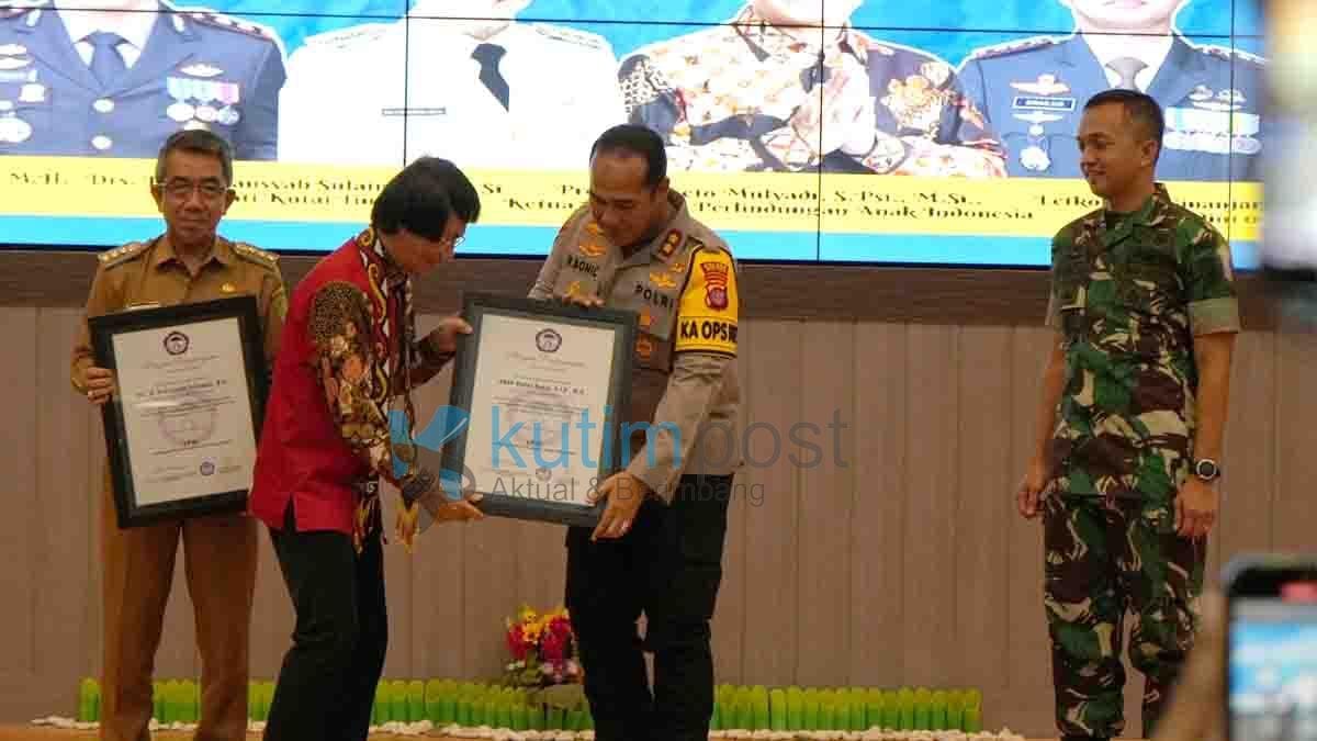 Bupati Kutim Mendapat Penganugerahan Kak Seto Award 2024 Bupati Kutim Mendapat Penganugerahan Kak Seto Award 2024