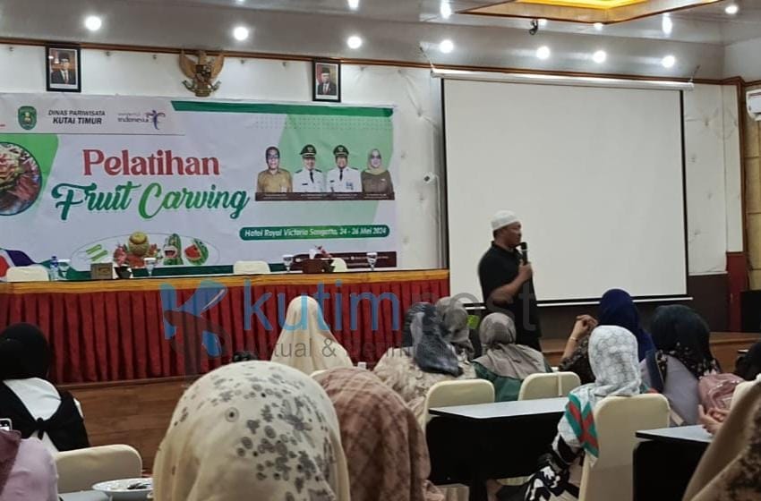 Wakil Ketua II DPRD Kutim, Arfan menggandeng Dinas Pariwisata Kutim menggelar Pelatihan Fruit Carving untuk puluhan Ibu Rumah Tangga Bengalon