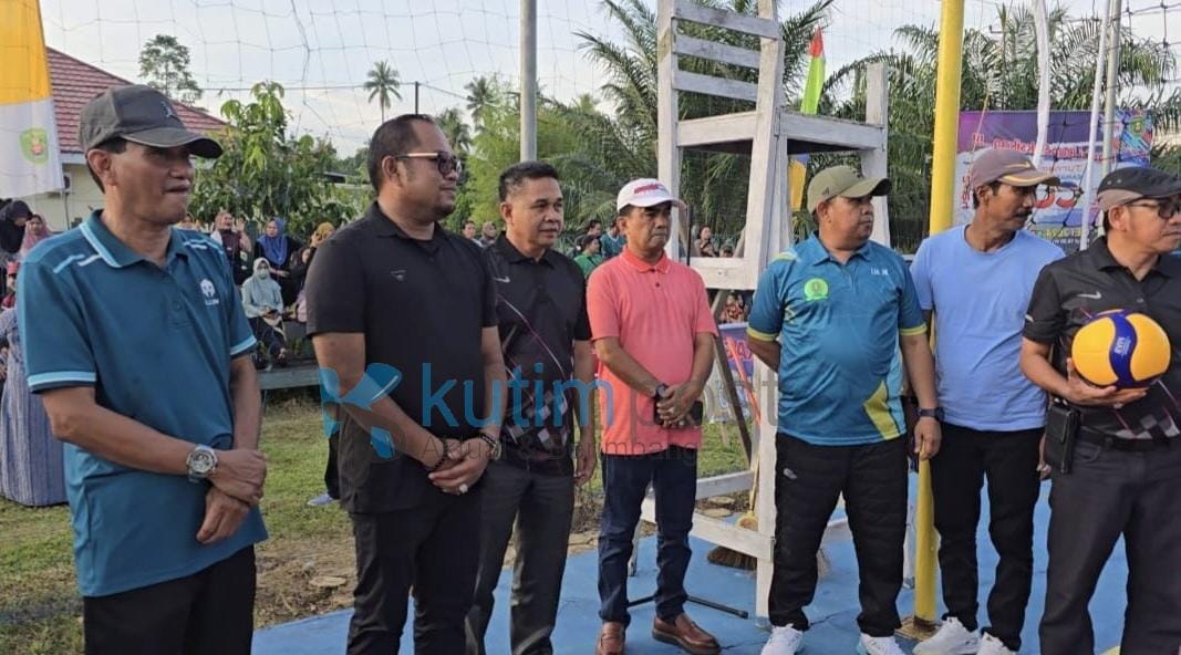 IMG-20240601-WA0010 Ketua Dewan Perwakilan Rakyat Daerah (DPRD) Kabupaten Kutai Timur (Kutim), Joni bersama Wakil Bupati Kutim Kasmidi Bulang menghadiri Pembukaan Turnamen Bola Volly Camat Sangkulirang Cup II 2024