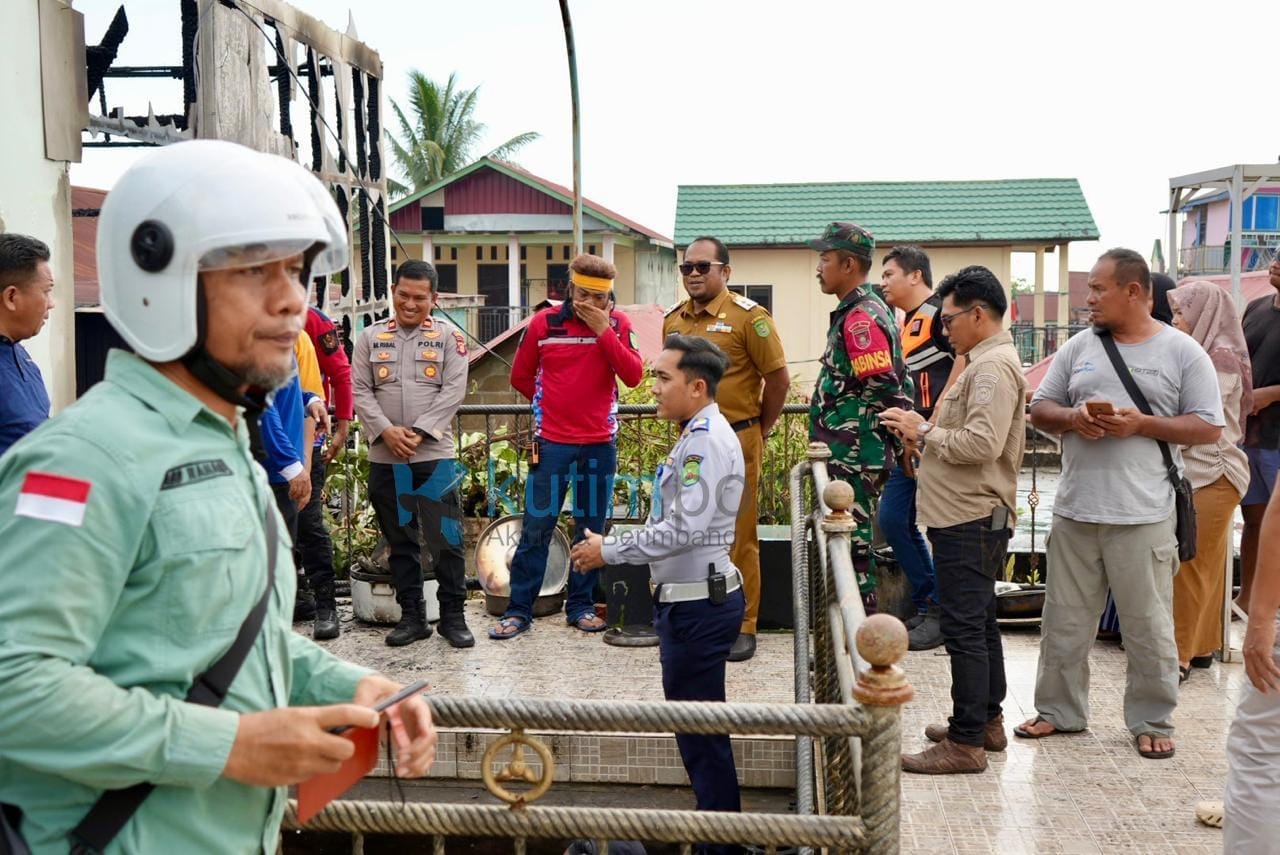 Kasmidi Tinjau Lokasi Kebakaran di Teluk Lingga