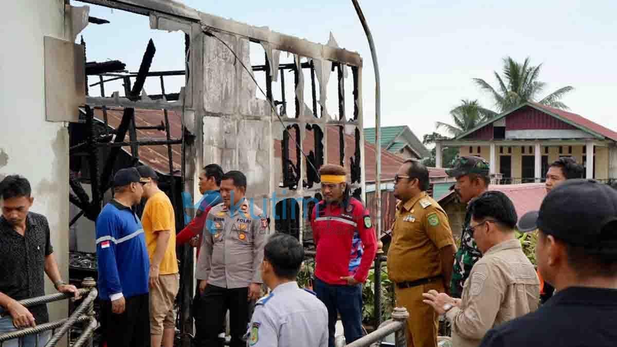 Kasmidi Tinjau Lokasi Kebakaran di Teluk Lingga Kasmidi Tinjau Lokasi Kebakaran di Teluk Lingga
