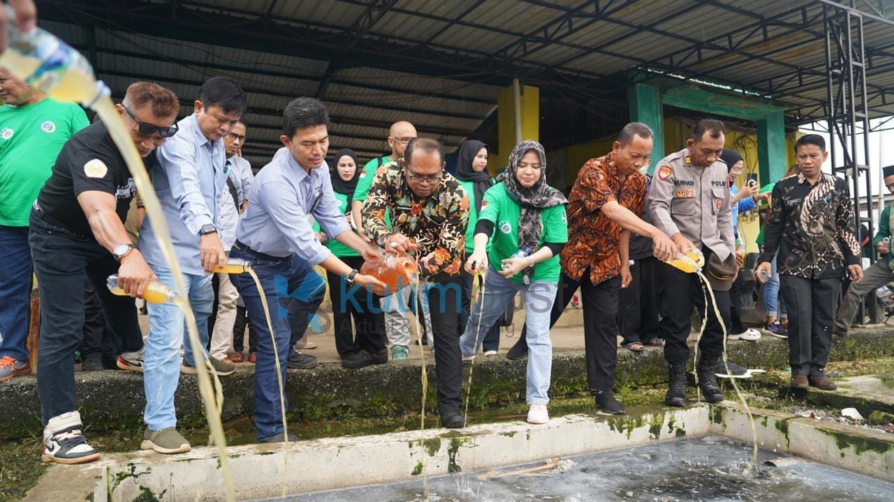 Wakil Bupati Kutim Ikuti Aksi Tebar Eco Enzyme di PIS