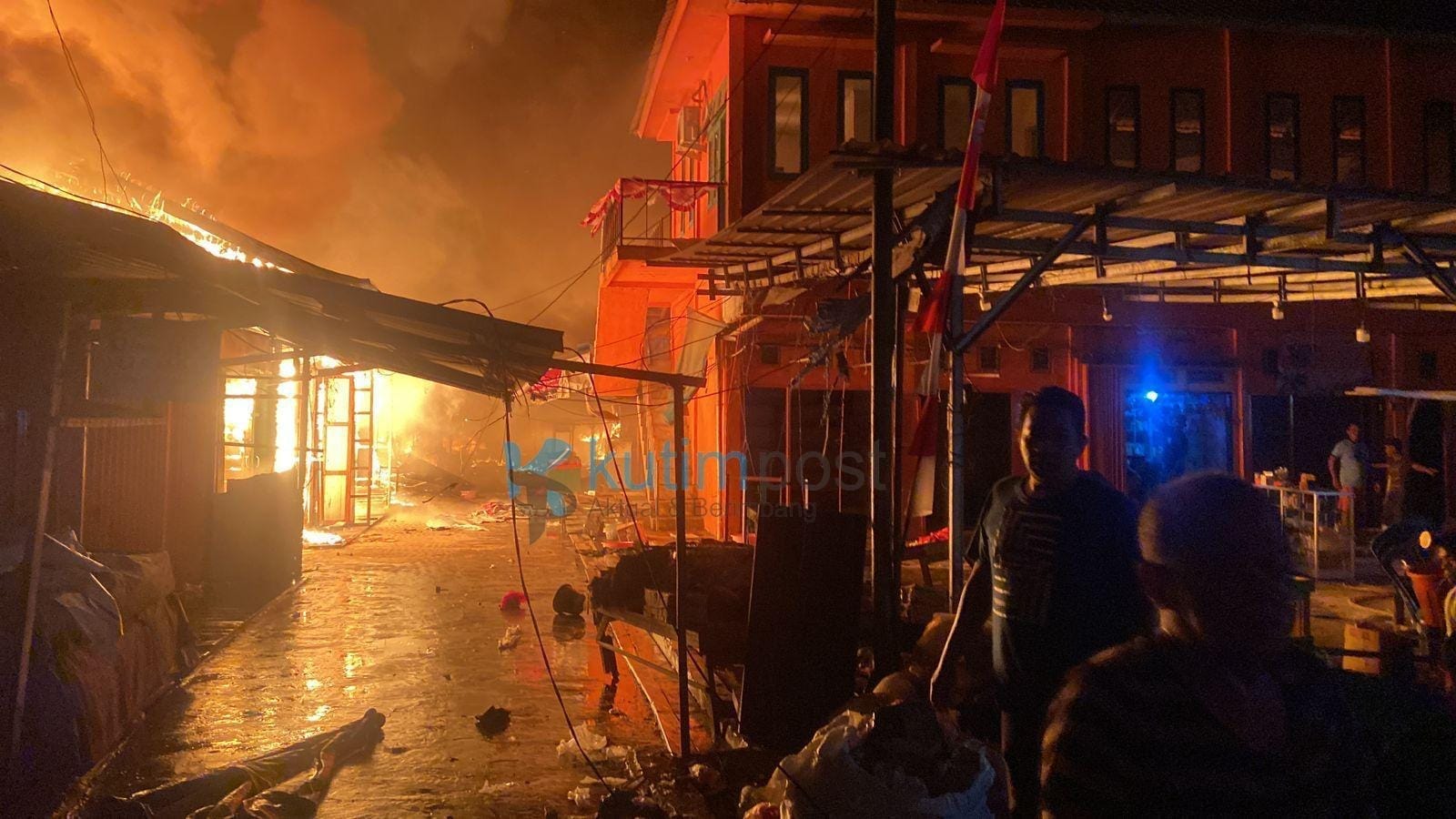 Ratusan Kios Pasar Pagi Sangkulirang Ludes Terbakar, Kerugian Hingga Rp10 M Ratusan Kios Pasar Pagi Sangkulirang Ludes Terbakar, Kerugian Hingga Rp10 M