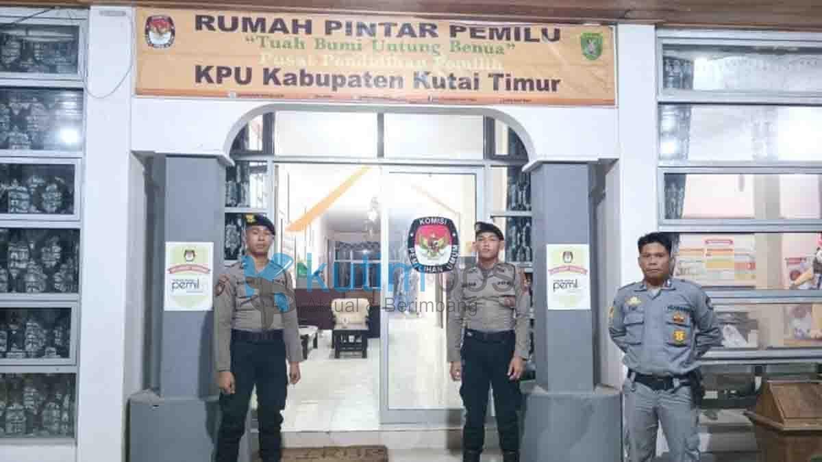 Ciptakan Keamanan Menjelang Pilkada 2024, Personil Polres Kutim Siaga di Kantor KPU