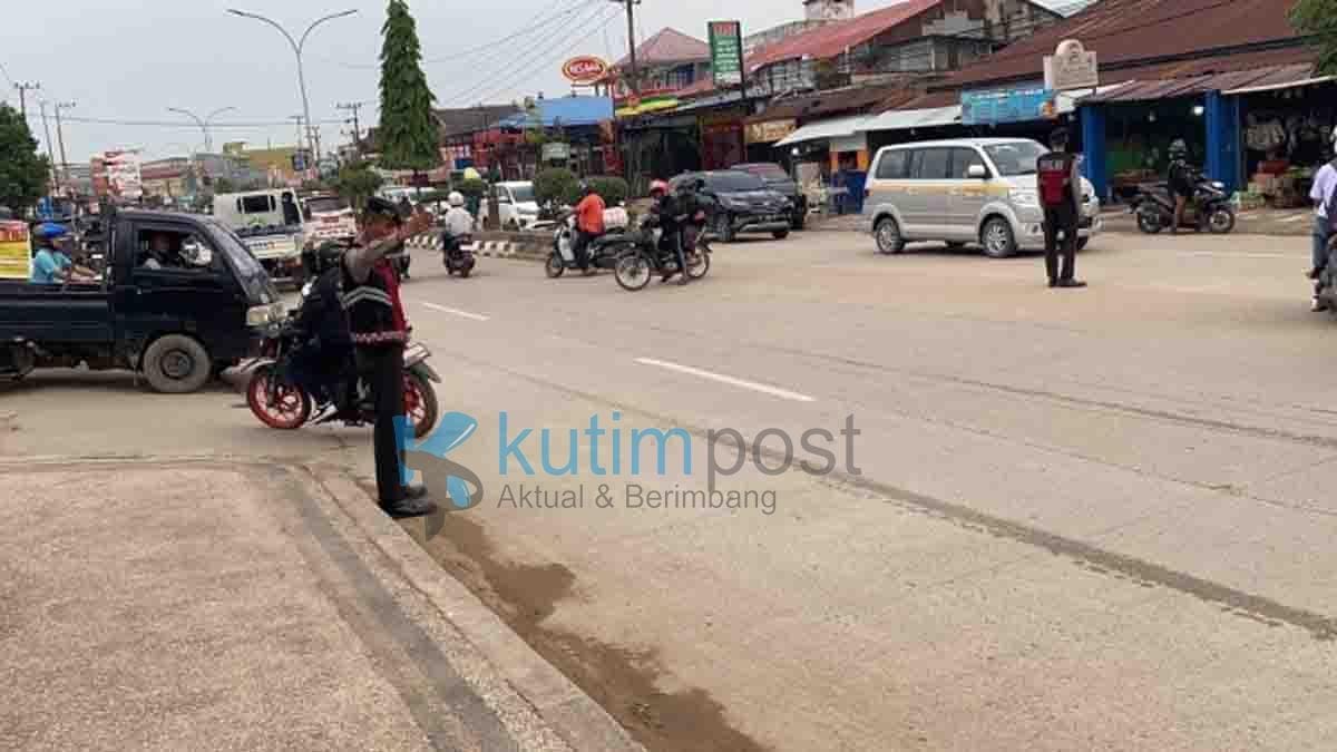 Samapta Polres Kutim Bantu Gatur Lalin