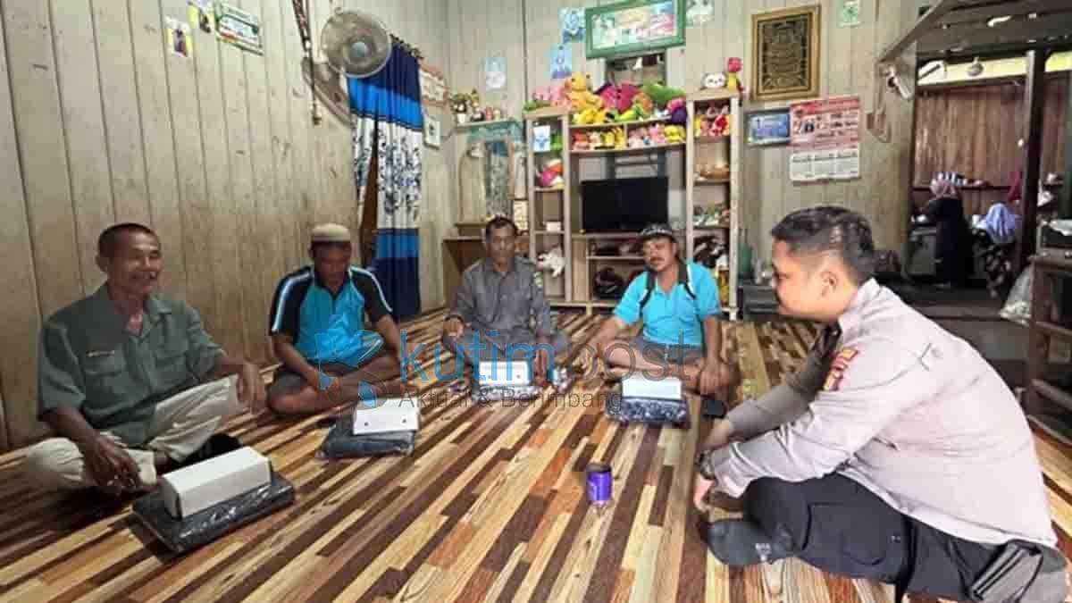 Sambangi Tokoh Agama, Bhabinkamtibmas Polsek Muara Wahau Ajak Sukseskan Pilkada Serentak 2024