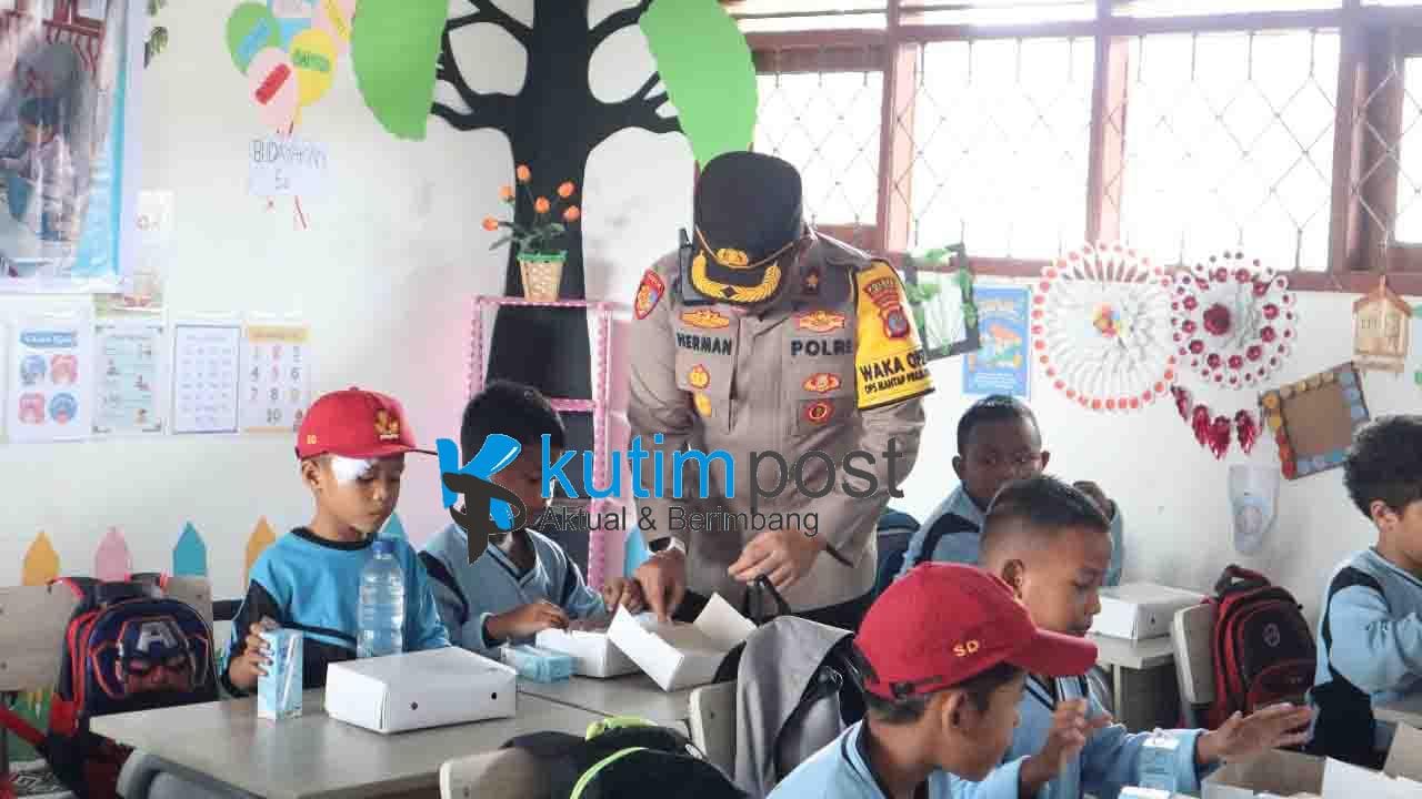 Polres Kutai Timur Bagikan Makanan Bergizi Gratis di SDN 006 Sangatta Utara