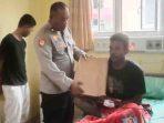 Wujud Kepedulian ke Sesama, Plh Kapolsek Rantau Pulung Jenguk Pelaku Pencurian di RSUD