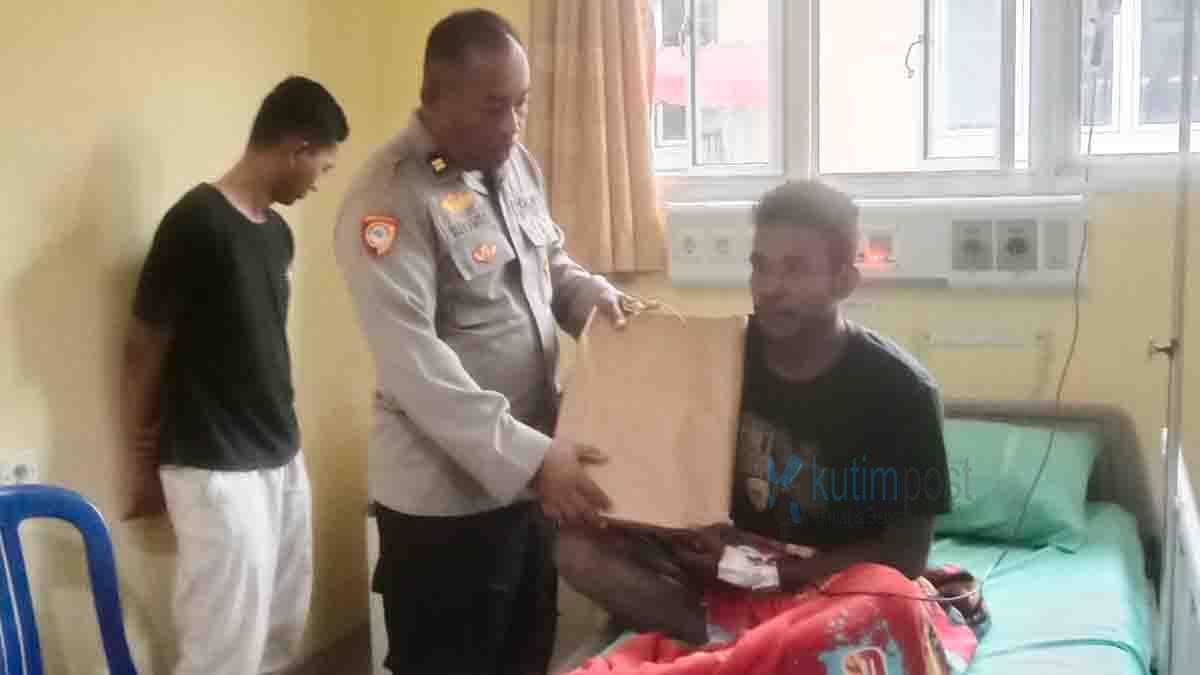 Wujud Kepedulian ke Sesama, Plh Kapolsek Rantau Pulung Jenguk Pelaku Pencurian di RSUD