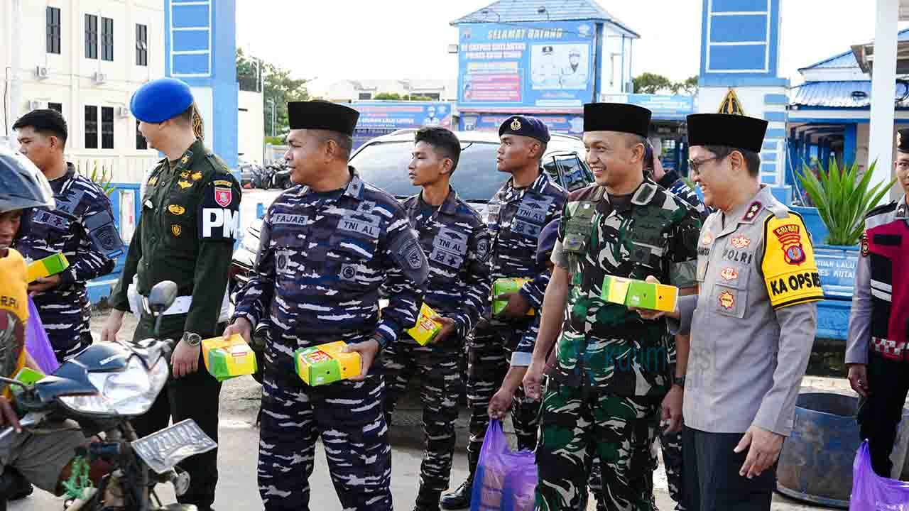 Perkuat Sinergitas, TNI-Polri Bagikan 1.000 Takjil Perkuat Sinergitas, TNI-Polri Bagikan 1.000 Takjil
