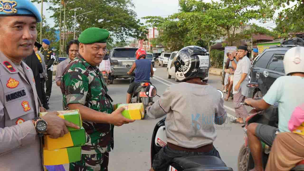 Perkuat Sinergitas, TNI-Polri Bagikan 1.000 Takjil Perkuat Sinergitas, TNI-Polri Bagikan 1.000 Takjil