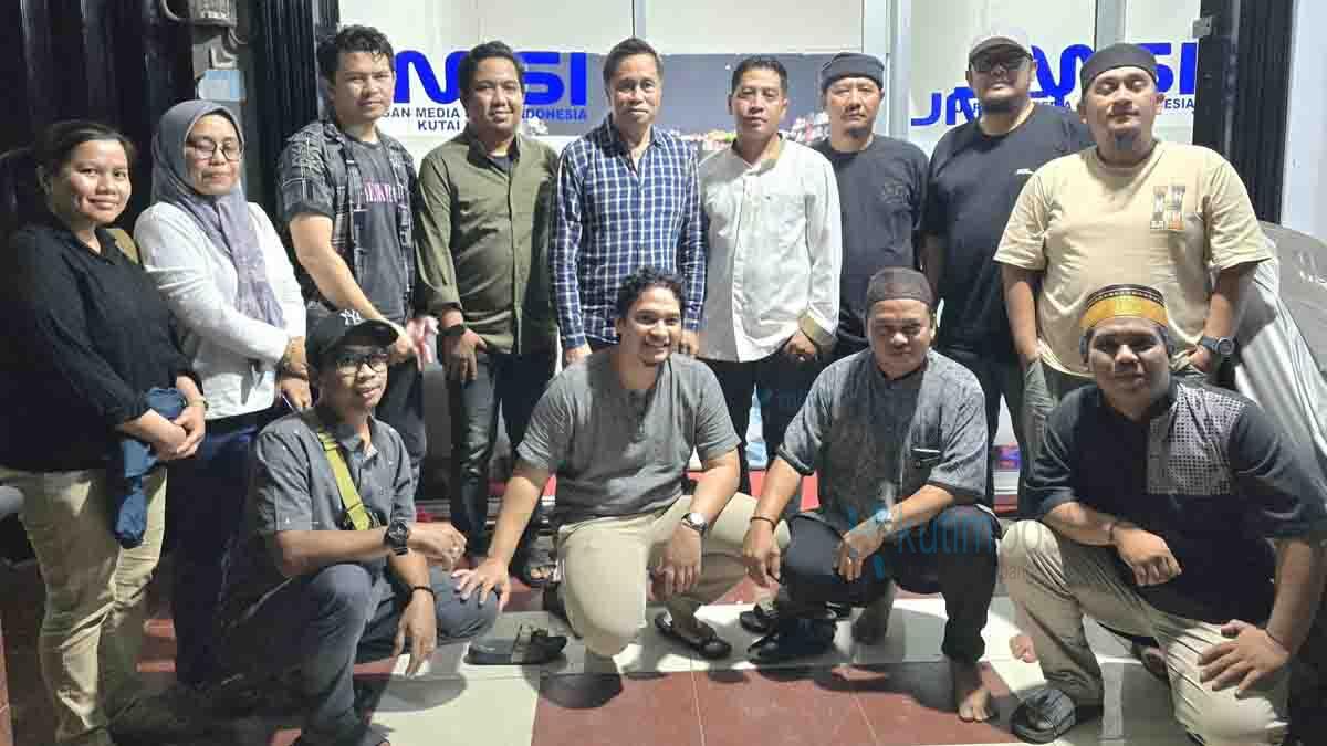 Terima SK Kepengurusan JMSI Kutim, Fantriansyah Semoga Semakin Berkontribusi untuk Dunia Jurnalistik Terima SK Kepengurusan JMSI Kutim, Fantriansyah: Semoga Semakin Berkontribusi untuk Dunia Jurnalistik