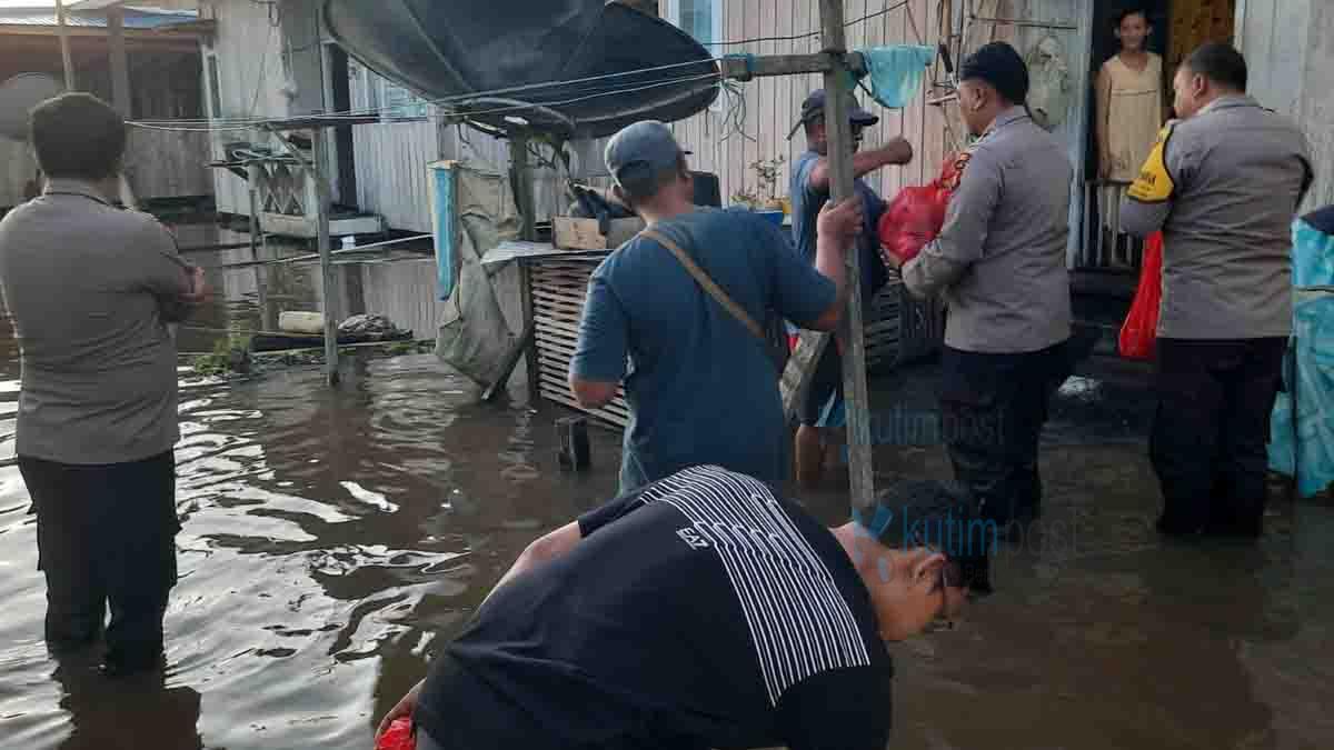 Polsek Muara Ancalong Pantau Langsung Banjir dan Salurkan Bantuan