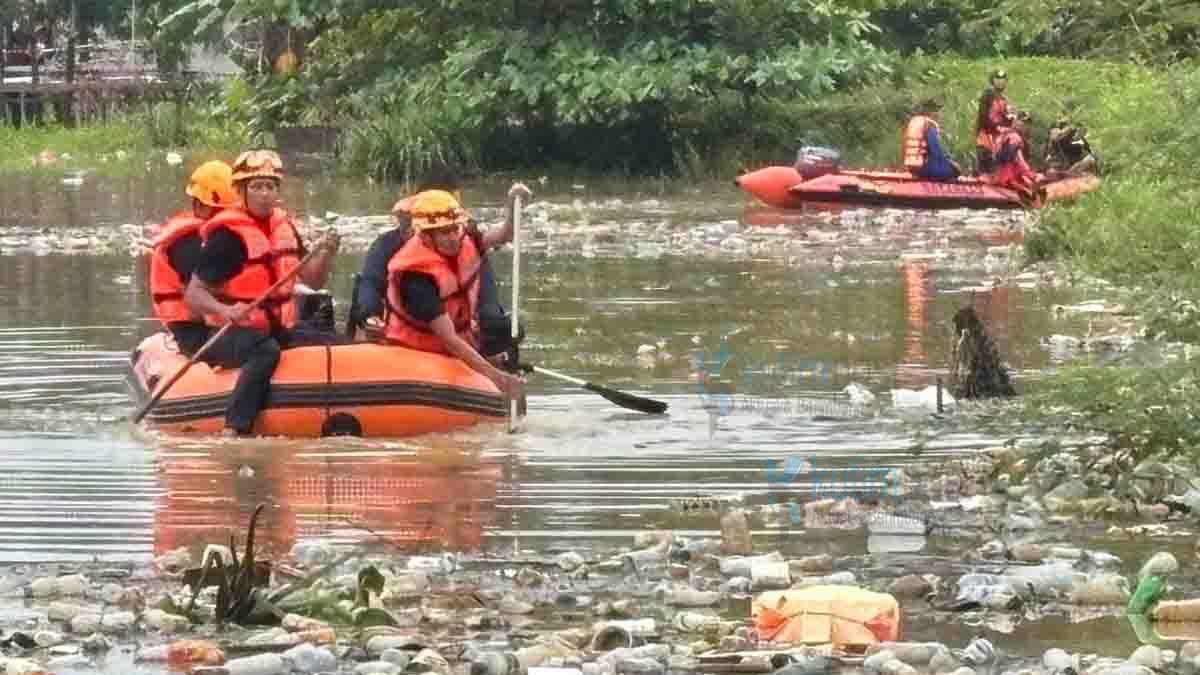 Tim SAR Gabungan Terus Lakukan Pencarian Balita yang Terjatuh dan Terseret Arus Parit Tim SAR Gabungan Terus Lakukan Pencarian Balita yang Terjatuh dan Terseret Arus Parit