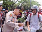 Kapolres Kutim Bagikan Bendera Jelang HUT RI Ke-80 Kapolres Kutim Bagikan Bendera Jelang HUT RI Ke-80