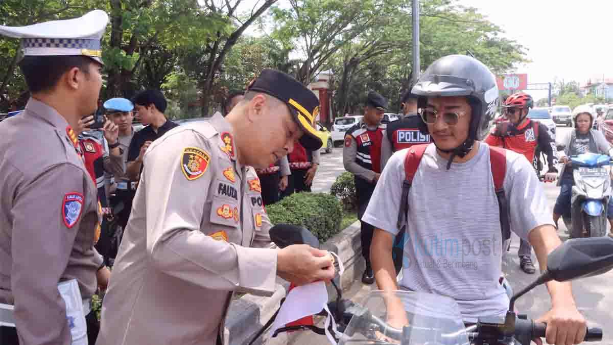 Kapolres Kutim Bagikan Bendera Jelang HUT RI Ke-80 Kapolres Kutim Bagikan Bendera Jelang HUT RI Ke-80