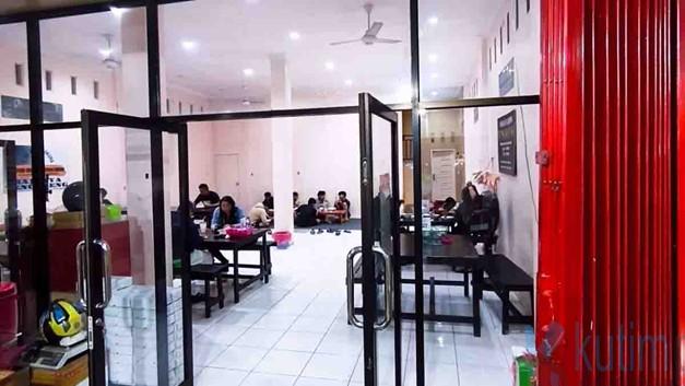 Kuliner Tengkleng Kambing di Jalan Inpres, Sangatta Utara, ramai pengunjung. [Kutim Post/Purjianto].