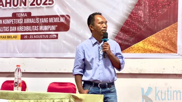 Acting Superintendent Public Communications PT KPC, Silvester Pantur, saat konferensi pers di Teras Belad Hotel, Kamis (21/8/2025). [Media Kutim Bekesah/Purjianto].