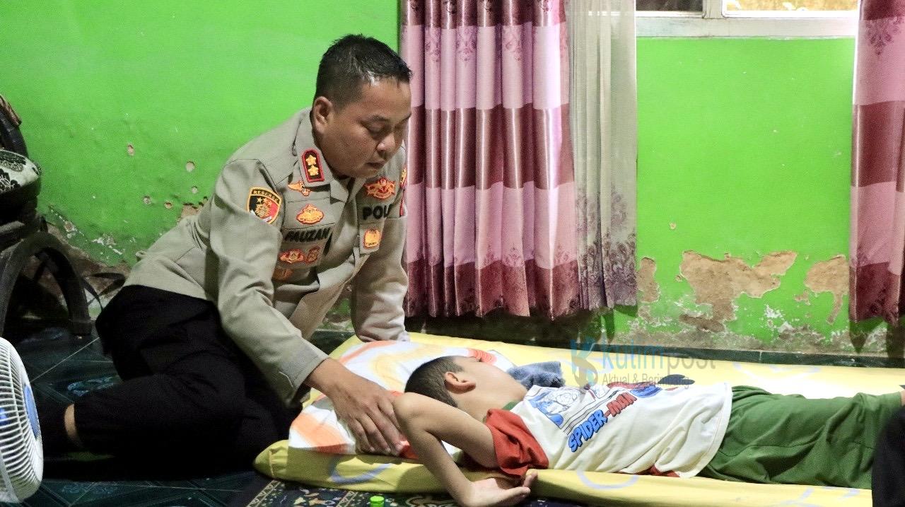 Tak Hanya Memimpin, Kapolres Kutim Hadir Jenguk Personel yang Membutuhkan Semangat Tak Hanya Memimpin, Kapolres Kutim Hadir Jenguk Personel yang Membutuhkan Semangat