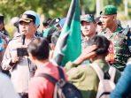 Demo Berjalan Damai, Kapolres Kutim Berdiri Ditengah Peserta Unras Demo Berjalan Damai, Kapolres Kutim Berdiri Ditengah Peserta Unras