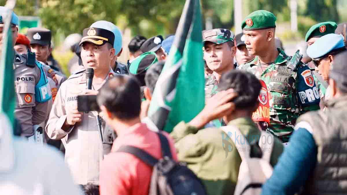 Demo Berjalan Damai, Kapolres Kutim Berdiri Ditengah Peserta Unras
