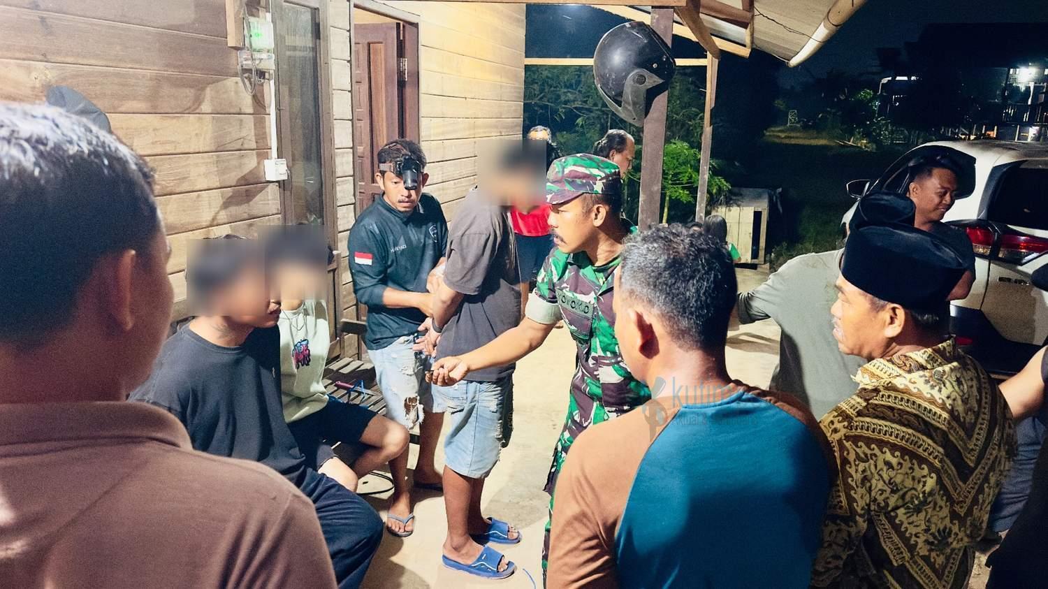 Warga Ring Road Sangatta Utara Grebek 4 Pemuda Diduga Transaksi Narkoba Warga Ring Road Sangatta Utara Grebek 4 Pemuda Diduga Transaksi Narkoba